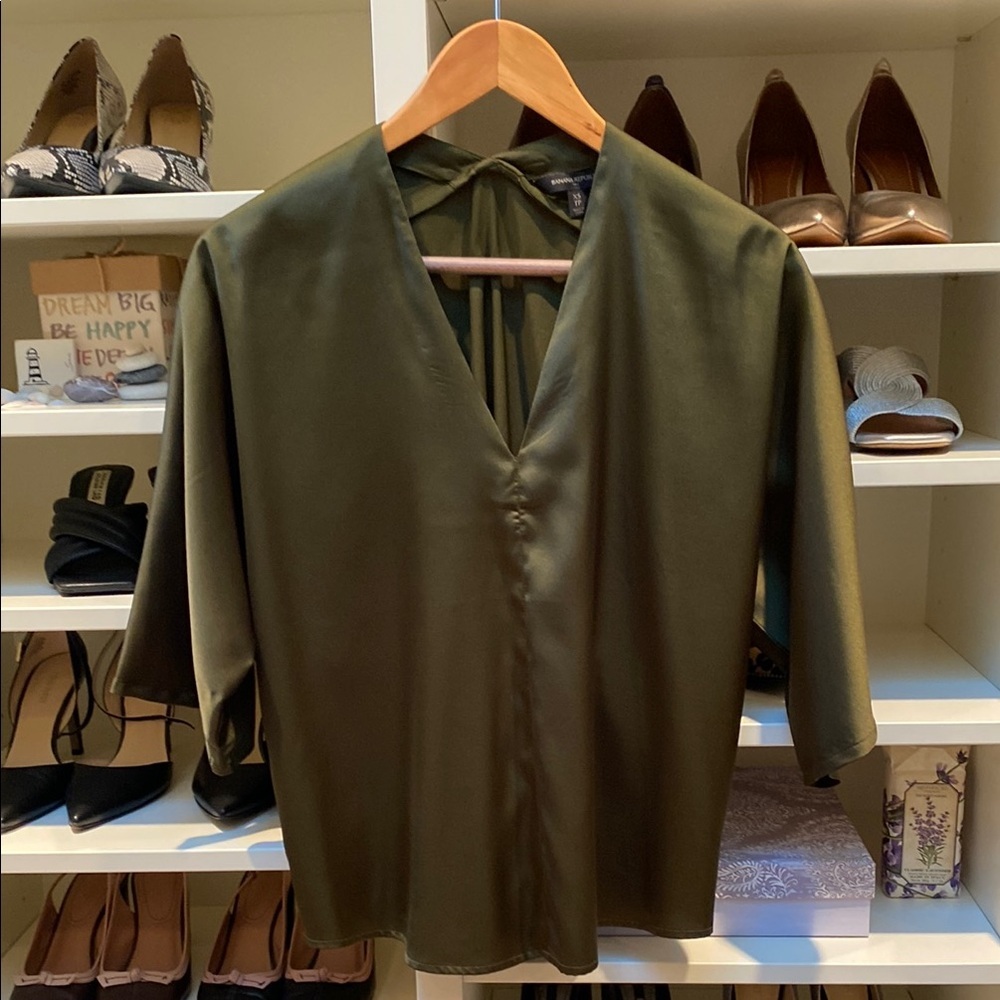Banana Republic Green Blouse with V-neck and 3/4 Sleeves​